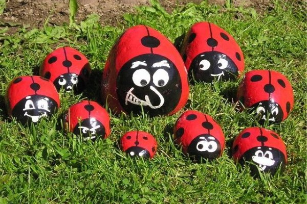 Рисуем божьих коровок на камнях!