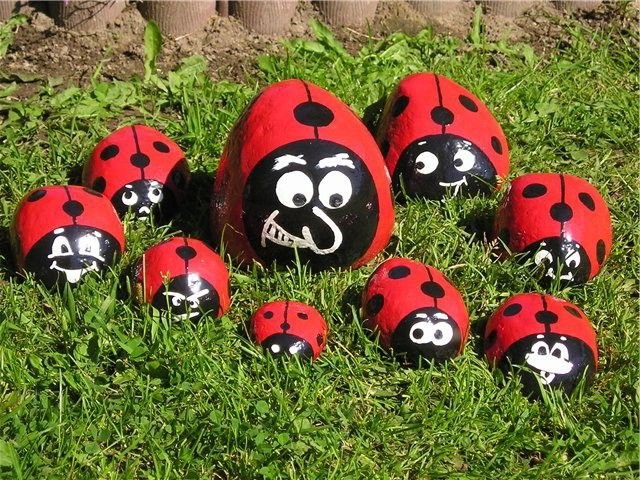 Рисуем божьих коровок на камнях!