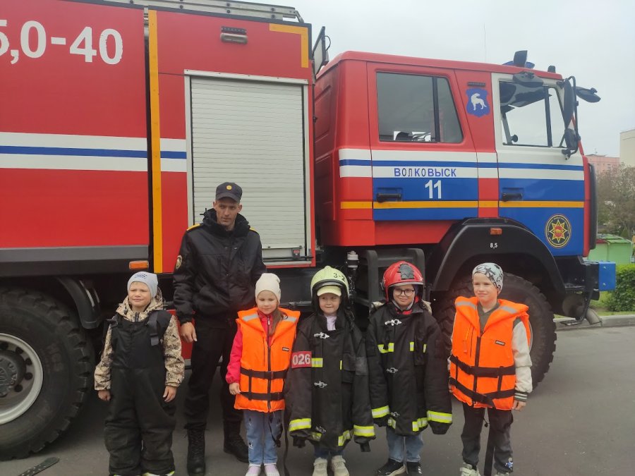 В гости к ребятам приехали спасатели!